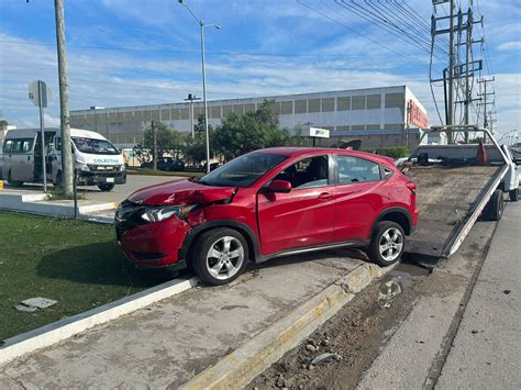 Camioneta Invade Carril Y Provoca Choque Contra Combi En El Bulevar