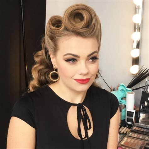 24 Fascinating Victory Rolls Hairstyles The Modern Take At The Vintage Trend Artofit