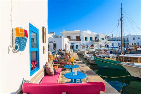 Naoussa Town Paros Island 17 May 2016 Gente Sentada En Una Taberna