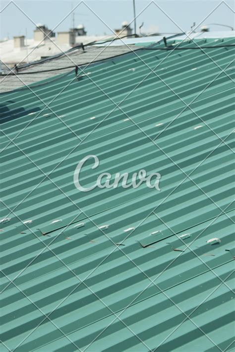 Metal green Roof - Photos by Canva