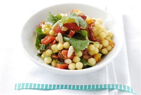 Salade de couscous israélien tomates séchées noix de pin LE must