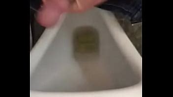 masturbándose y corriéndose en el baño público XVIDEOS