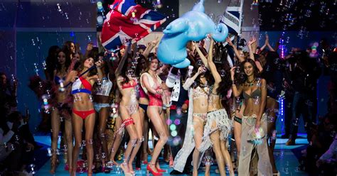 Défilé Etam Lingerie Automne hiver 2015 2016 Prêt à porter