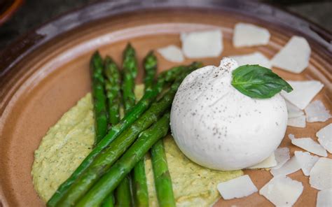 Lunch Of Voorgerecht Burrata Met Groene Asperges En Erwtenmousse