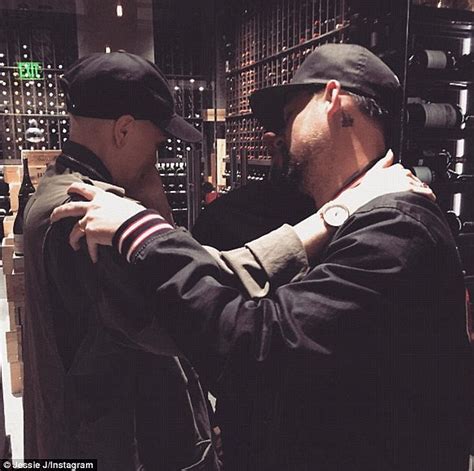 Jessie J Flexes Her Muscles And Flaunts Her Toned Waist And Legs In A Bikini Daily Mail Online