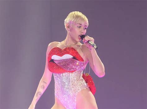 Photos Miley Cyrus cest hot sur scène avec son danseur Public
