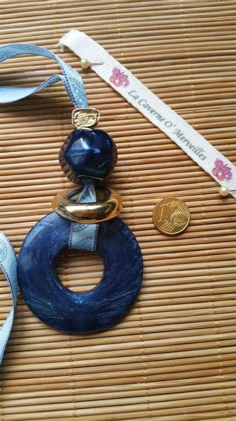 Collier Mi Long Mont Sur Un Ruban Bleu Ciel Motifs Perle Ronde