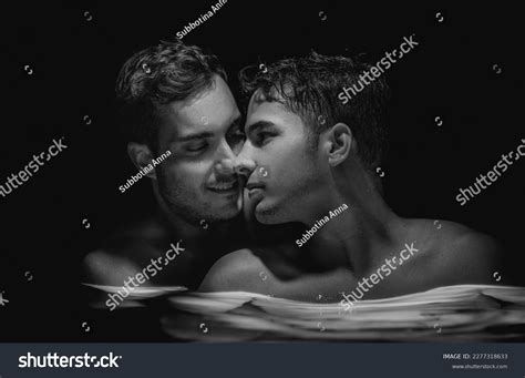 Beso Pareja Gay Royalty Free Images Stock Photos Pictures Shutterstock