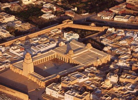 Vue aérienne de la ville et mosquée omeyyade de Kairouan fondé par le