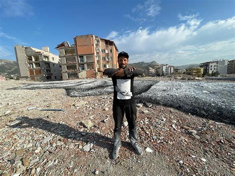 Depremlerin vurduğu Hatay da yıkıntılar arasında birliktelik ve