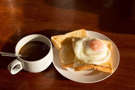 Pan Del Caf Y Desayuno De Los Huevos Foto De Archivo Imagen De