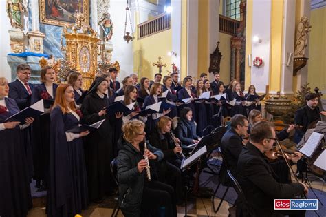 Galeria Chór KUL zachwycił kolędami we Wschowie Na koncert zaprosił