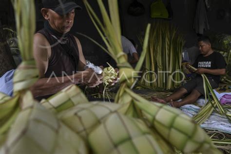 Penmintaan Kulit Ketupat Meningkat Antara Foto