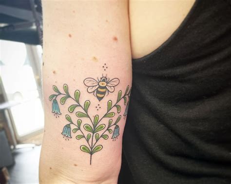 21 Unique & Cute Bee Tattoos - Beautyholo