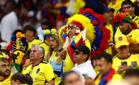 Hinchas De Ecuador Sufren Reto Por Portarse Mal En El Mundial