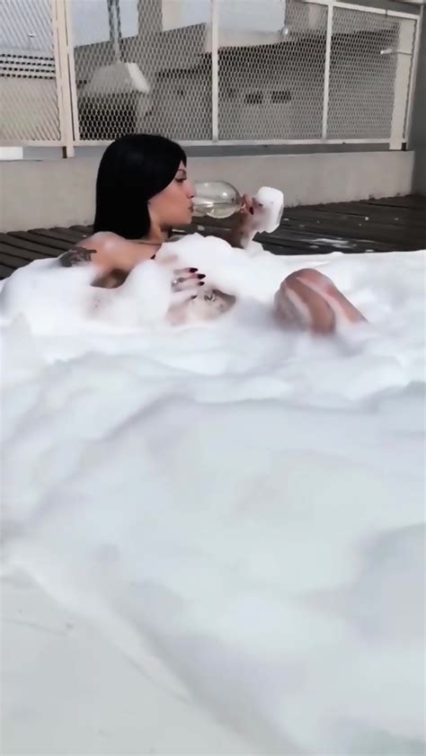 Brunette Bubblebath Pool Bodygoals