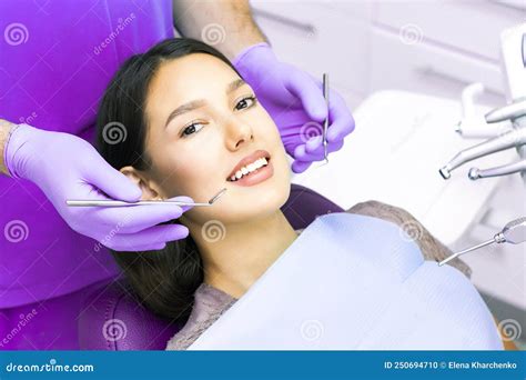 Paciente Joven Con Una Sonrisa Bonita Examinando La Inspección Dental