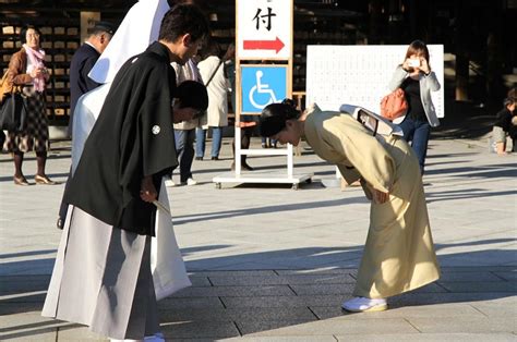 How Do You Properly Bow in Japan? (infographic) - Your Japan