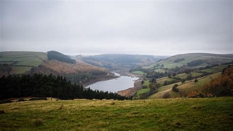 Premium Photo | Ladybower reservoir