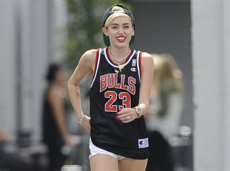 Photos Miley Cyrus même en maillot de basket elle reste toujours aussi hot Public
