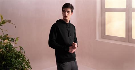 Explore the style and comfort of the our black hoodie | DaMENSCH