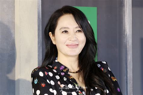 덕샷 김혜수 우아한 미소 머금고