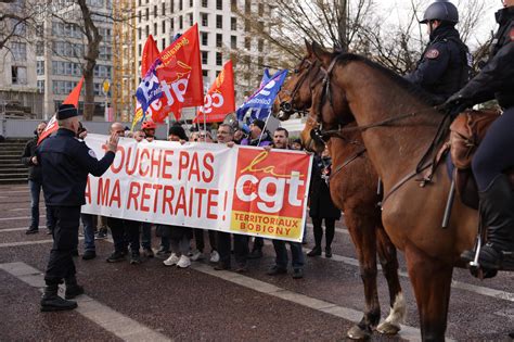 França Enfrenta Oitavo Dia De Greve Contra A Reforma Previdenciária Com Manifestações Em Todo O País