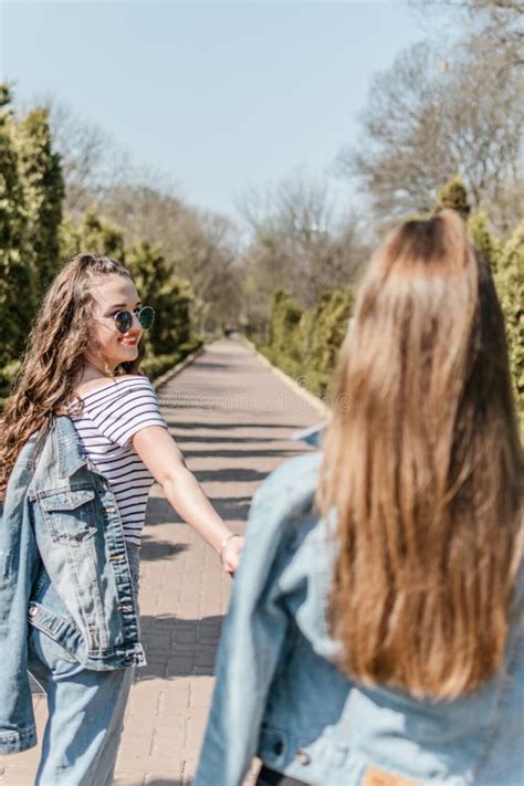 Deux Jeunes Filles Amies Souriantes Samusant Dans Le Parc Deux