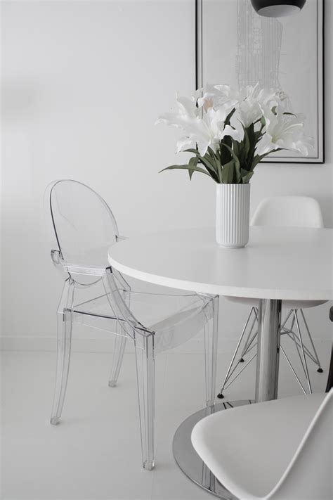 Стулья ghost в интерьере 90 фото