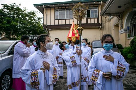 Pope Francis Reminds Altar Servers To Be Always ‘holy ’ ‘original’ Catholic News Philippines