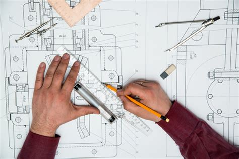 Clases de dibujo técnico para estudiantes de ingeniería Academia Postigo