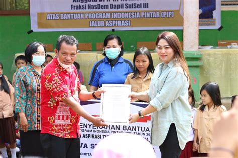 Anggota Komisi X DPR RI Kunjungi Ribuan Siswa Di Tana Toraja Serahkan