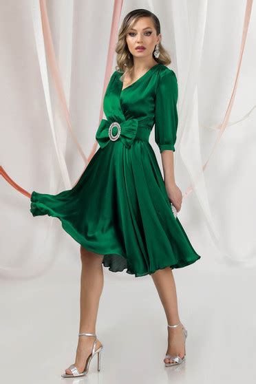 Rochie Din Satin Verde Midi In Clos Cu Decolteu Petrecut