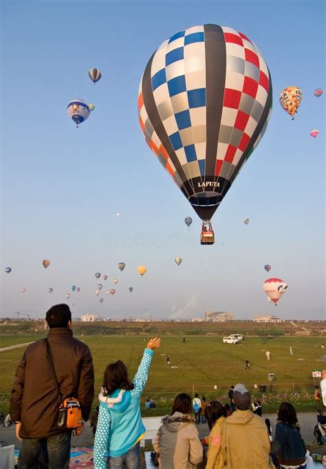 Multiple Hot Air Balloons Lift Off Editorial Image Image Of Colored