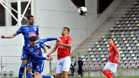 Football Nîmes Dos Au Mur Avant La Réception De Reims Midilibre Fr