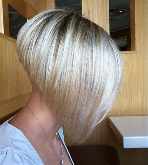 carré blond très plongeant femme degradé modele coiffure Stacked Bob