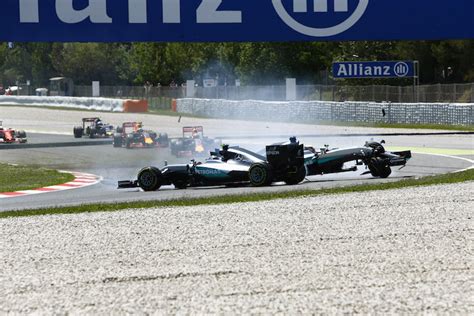 Crash Hamilton Rosberg Mercedes Mit Glück Im Unglück Formel 1 Speedweek