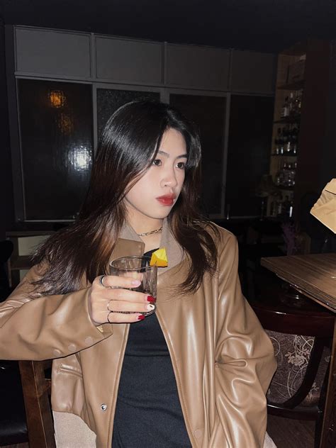 Style khoe vòng eo con kiến của Thanh Nhã tiền đạo sinh năm hot nhất tuyển nữ Việt Nam