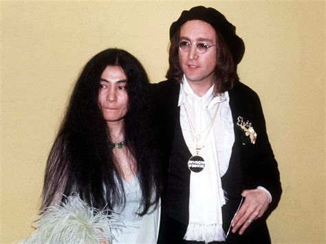 John Lennon Époux de Yoko Ono wikipédia biographie épouse origine