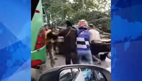 Ngeblong Dijalan Macet Crew Bus PO Margo Joyo Adu Jotos Lawan