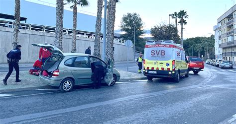 Un Conductor Pierde El Control De Su Veh Culo Y Choca Contra La Mediana