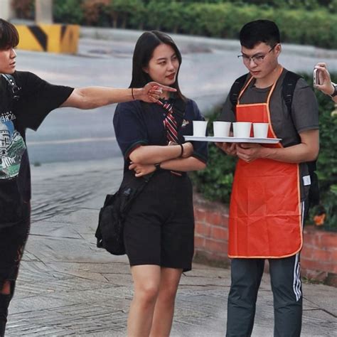 “哪来的滚哪去！” 当看到有人歧视身边勤工俭学的同学时，大家会怎么做呢？ 搞笑 街头采访 好看视频