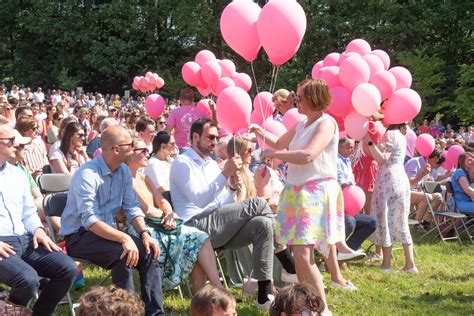 “ze Bewees Dat Je Niet Groot Moet Zijn Om Een Grote Indruk Na Te Laten” Honderden Mensen Nemen