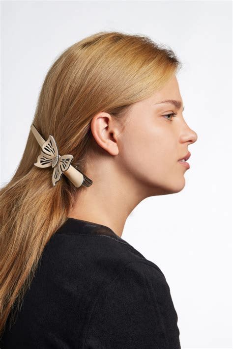 11 Trendy Butterfly Clip Hairstyles To Wear In 2025