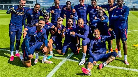 La última imagen de Mbappé con el PSG Apartado pero sonriente