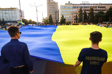 В центре Запорожья развернули 25-метровый флаг Украины, – ФОТОРЕПОРТАЖ ...