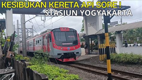 Kesibukan Kereta Api Sore Hari Di Pusat Daop Hunting Kereta Api Di