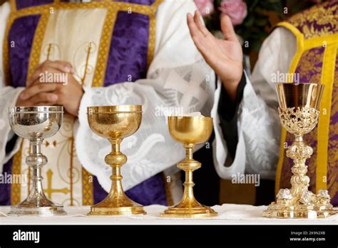 Goblet Y Ambulancia En El Altar Oraci N Y Bendici N Durante La Misa