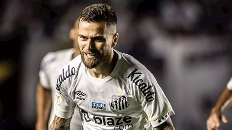 Ap S Expuls O Em Goleada Do Santos Lucas Lima Cobra Explica O De