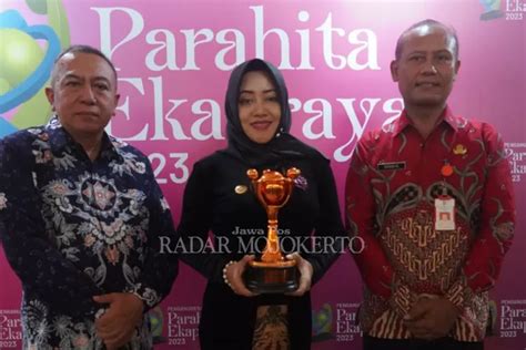 Bupati Mojokerto Ikfina Raih Anugerah Parahita Ekapraya Kategori Nindya